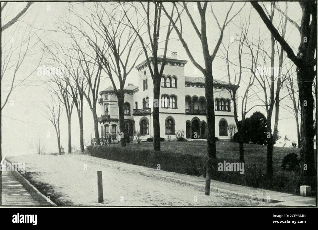 . Malerisches New London und seine Umgebung : Grofton, Mystic, Montville, Waterford, zu Beginn des zwanzigsten Jahrhunderts. Sesteart Unternehmen und Sparsamkeit, und die Tatsache, dass seit vielen Jahren NewLondon hat mehr als ihren Anteil an Bürgern der liberalen besaß 83 Iptcturcsciue 1Rcw ILondon. Und unabhängiges Vermögen. Dies gilt insbesondere für viele der heutigen Bewohner, einige davon stammen aus den feinen alten Familien, die New Londonberühmt gemacht haben. Aber nicht wenige sind mehr oder weniger jüngste Akquisitionen; Menschen von Verfeinerung und Reichtum, wlio, appre-ciating die Städte Stockfoto