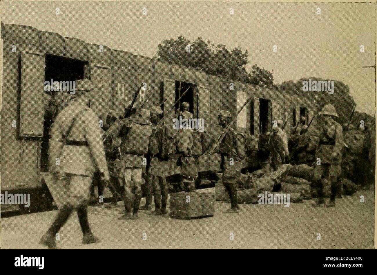 . Südlich von Suez. Shirati Ehefrauen von Kikuyu Askaris, im Muanza Distrikt, Deutsch Ostafrika.. M3ing-Säule, die am VOI in Stahlwagen der Uganda Railway einführt. SÜDLICH VON SUEZ hatten Stammgäste eine Reihe von Gefangenen eingeholt und von den Nahrungspartys vertrieben. Ein inteUigenceoffizist, der von Mkalama aus auffortschelte, hatte berichtet, dass die schwindende deutsche Streitmacht ihr Lager verlassen und nach Norden geflohen sei. Dieser eilige Rückzug bedeutete dreierlei marsch ohne Wasser, und am Ende würden sie direkt in die Hände meiner nördlichen Patrouille bringen. Es gab dann nichts für mich zu tun, außer Toret Stockfoto
