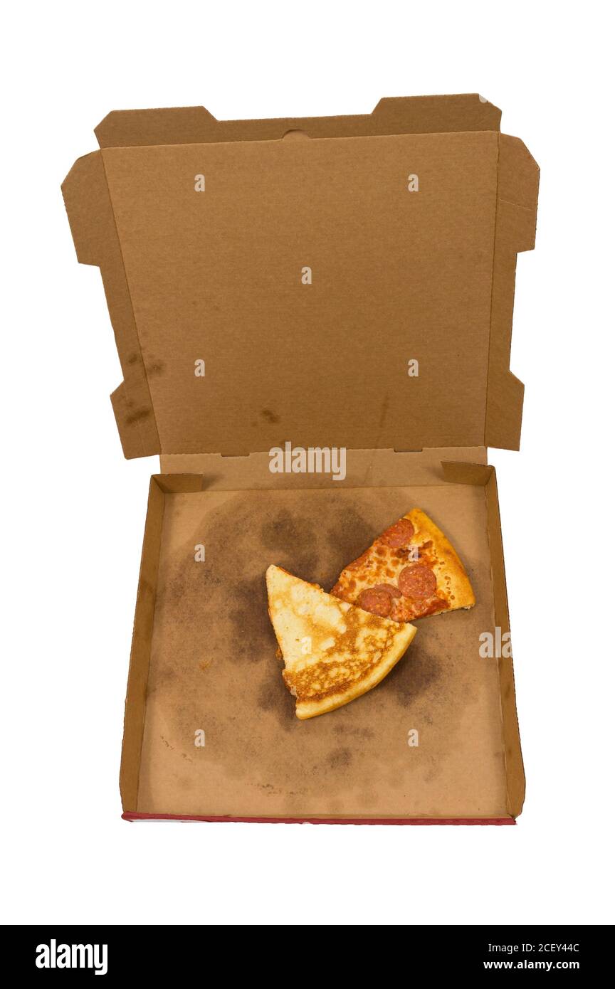 Vertikale isolierte Schuss einer gelieferten Pizza mit den meisten Scheiben der Pizza gegessen, aber noch einige übrig. Stockfoto