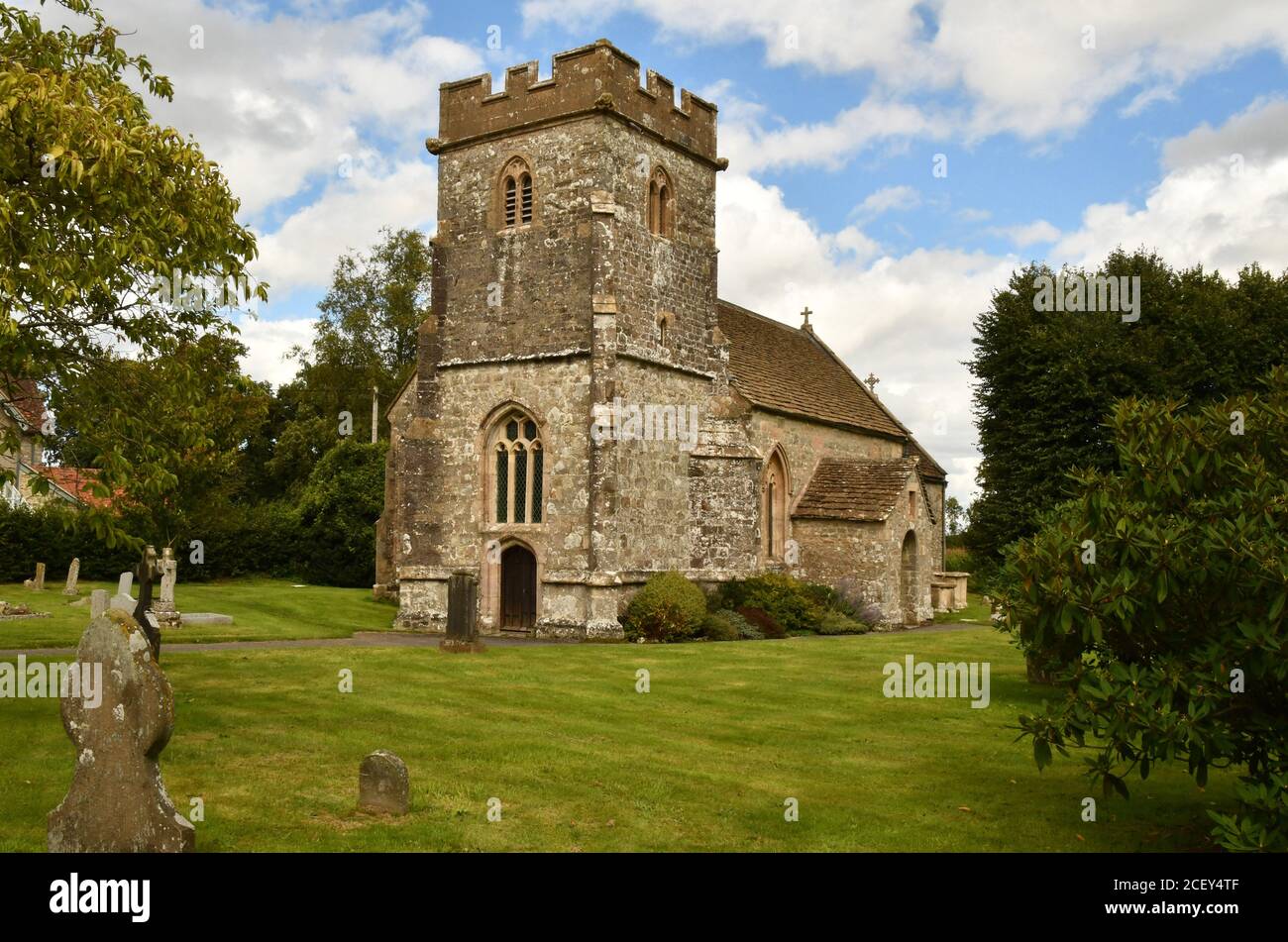 Die anglikanische Kirche St. Michael und alle Engel in Penselwood, Somerset, England. Die denkmalgeschützte Klasse 2 wurde im 15. Jahrhundert erbaut. Stockfoto
