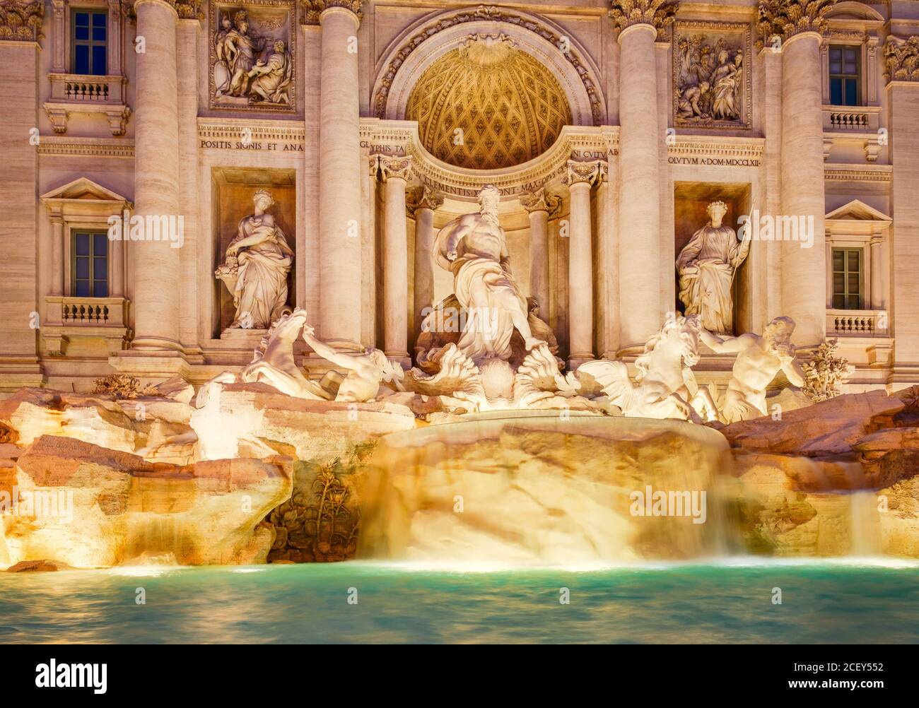 Die Fontana di Trevi in Rom beleuchtet in der Nacht Stockfoto