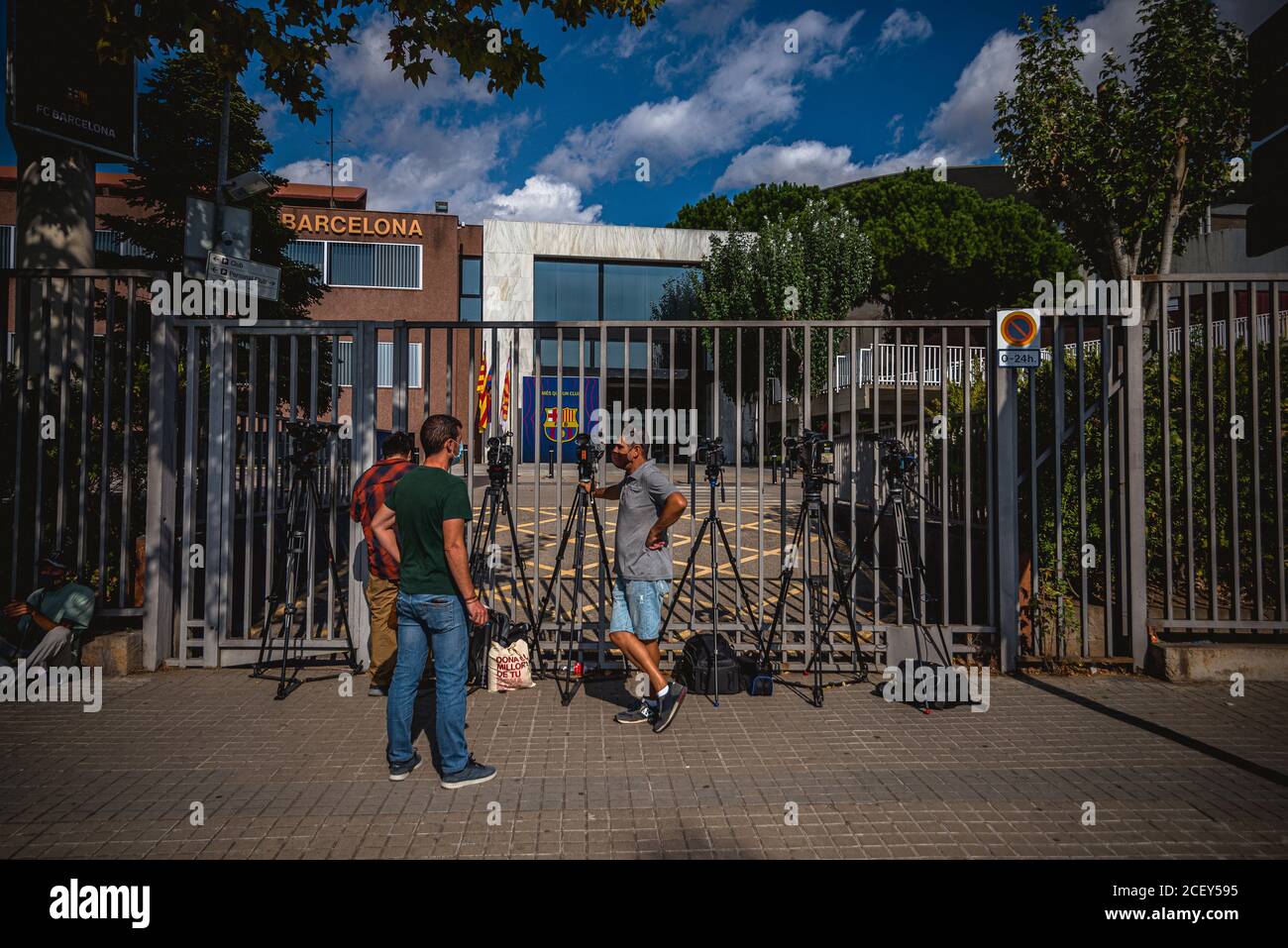 Barcelona, Spanien. September 2020. Kameraleute stehen vor dem geschlossenen Tor des Camp Nou und warten auf eine mögliche Aussage des Vaters von Fußballstar Messi. Nach Berichten in den spanischen Medien wollte der 62-Jährige am Mittwoch mit Clubpräsident Bartomeu über eine Lösung des Konflikts zwischen Spieler und Verein sprechen. Quelle: Matthias Oesterle/dpa/Alamy Live News Stockfoto