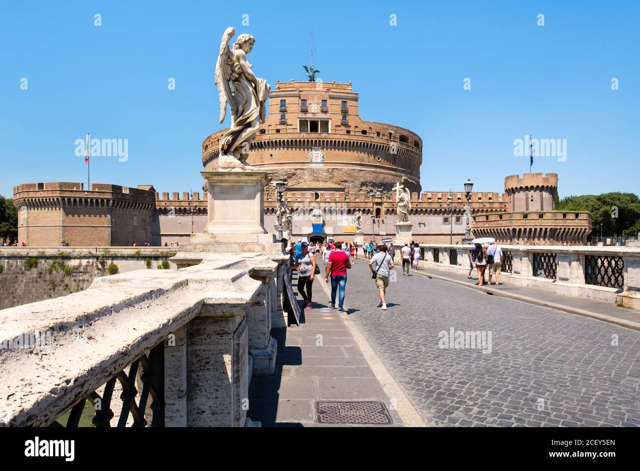 Touristen an der Ponte Sant Angelo mit der imposanten Castel Sant Angelo im Hintergrund Stockfoto