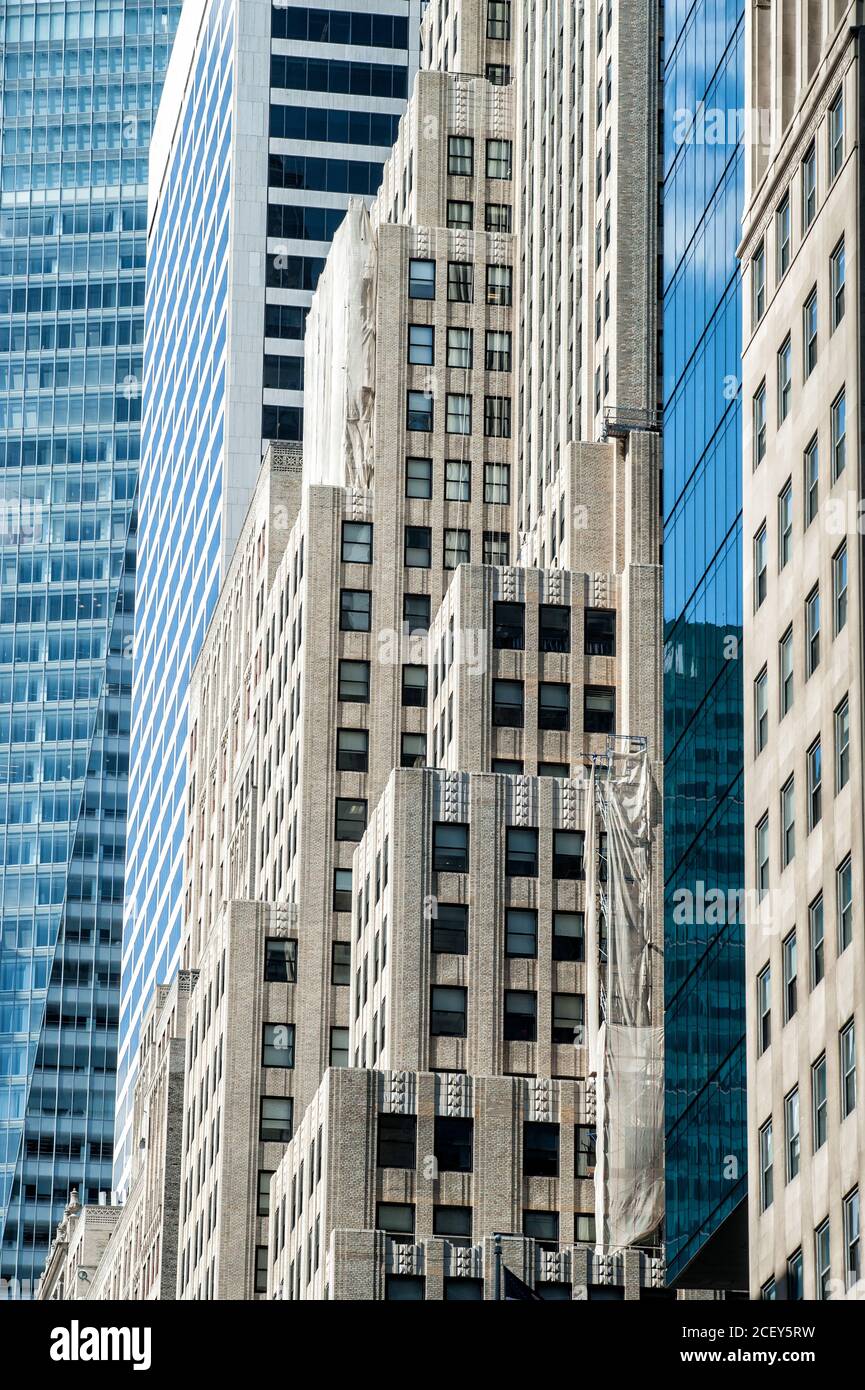 Details von Glasfassaden von hohen modernen Skylines während des Tages In New York Stockfoto