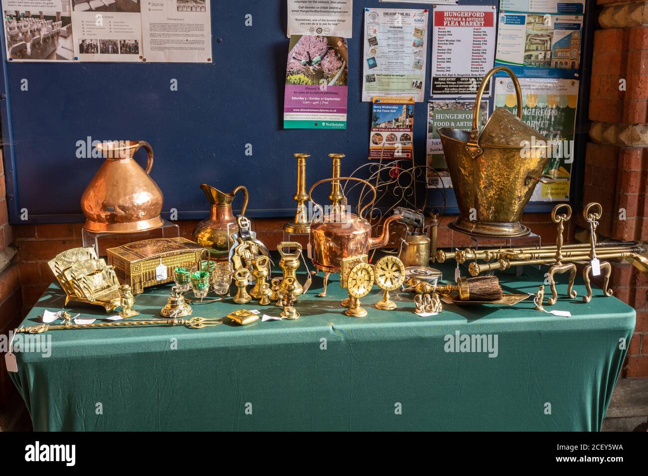 Antiquitäten- und Flohmarkt in Hungerford, einer Marktstadt in Berkshire, Großbritannien. Ein Marktstand, der Vintage-Messingartikel verkauft Stockfoto
