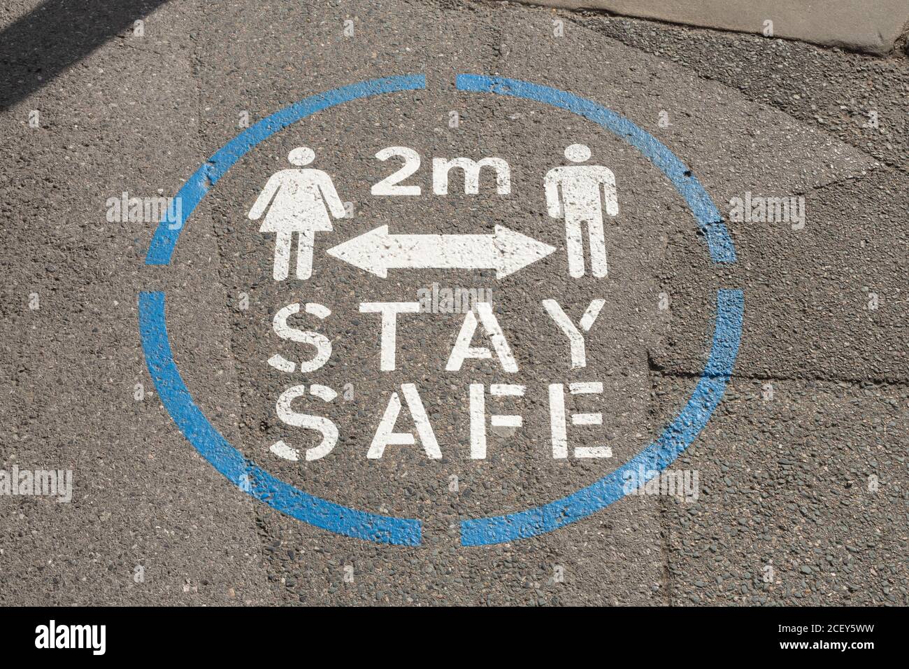 Straßenmarkierung in einer britischen Innenstadt warnt die Menschen vor Halten Sie während der Pandemie des Coronavirus Covid-19 von 2020 2 Meter Abstand Stockfoto