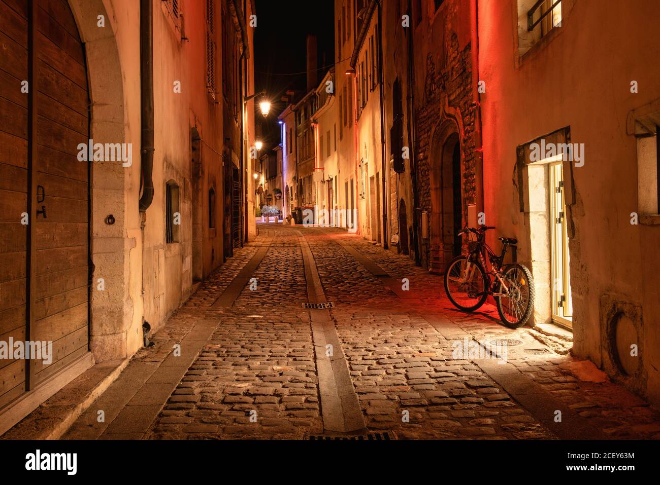 Alte Backstreet in Beaune bei Nacht mit bunten Beleuchtung, französische Stadt Stockfoto