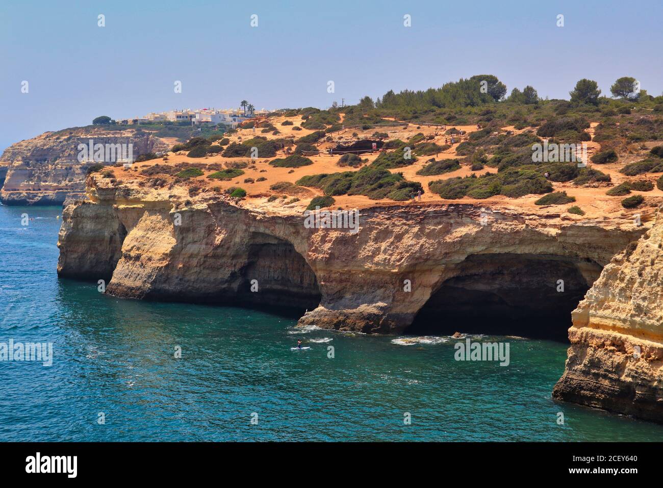 Sandsteinfelsen, die die Benagil-Höhle an der Algarve bilden. Grotte mit Atlantik davor. Stockfoto