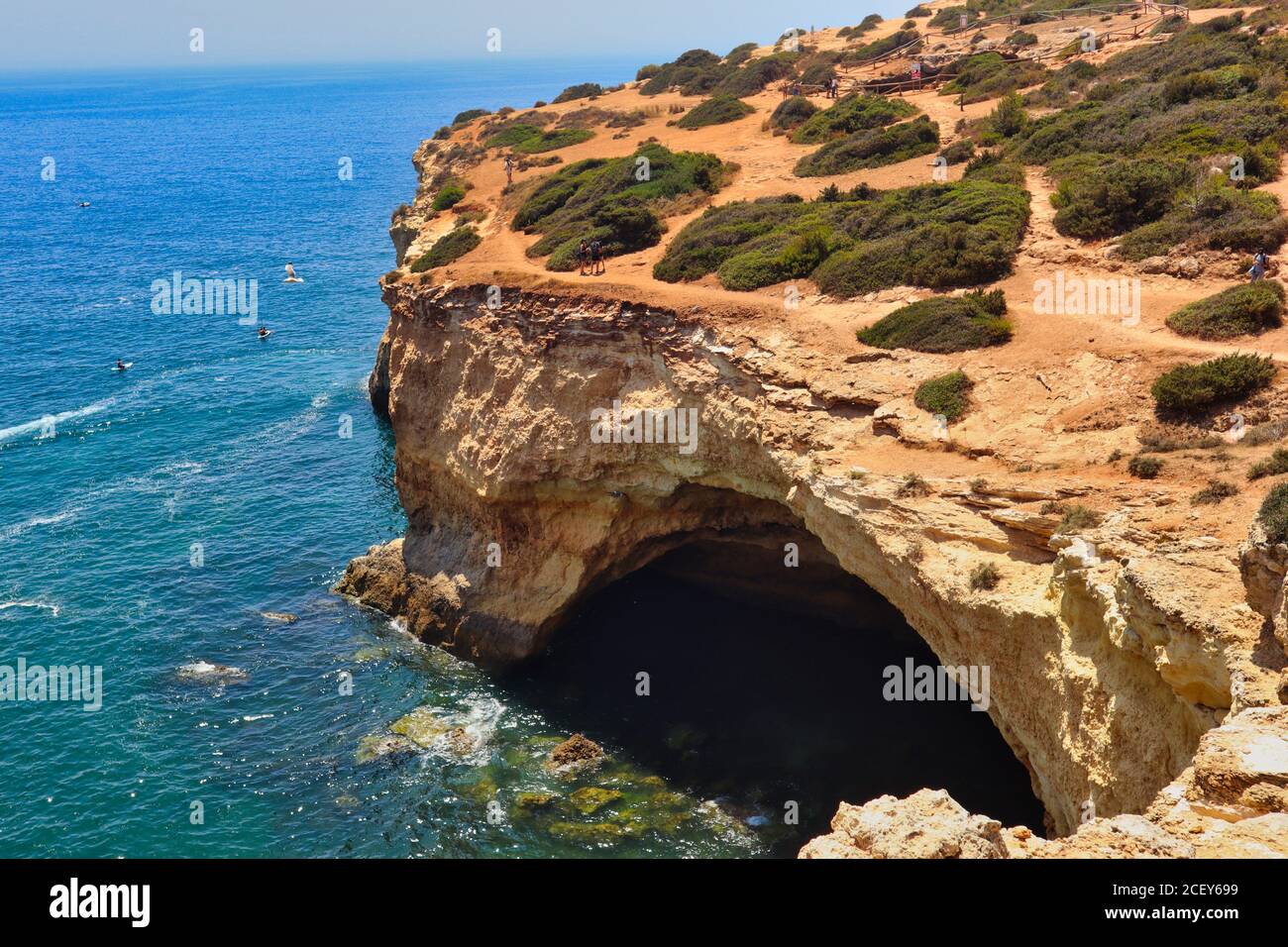 Benagil Cave, Blick Von Oben Mit Türkisfarbener Atlantischer Ozean. Spektakuläre Aussicht auf die Benagil Grotte von oben in Carvoeiro. Stockfoto