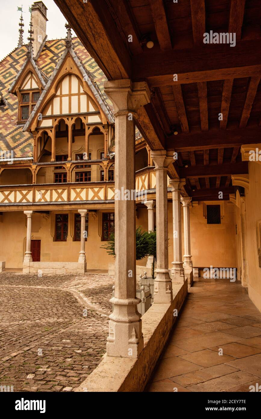 Mittelalterlicher Hof von Hospices de Beaune, Frankreich Stockfoto