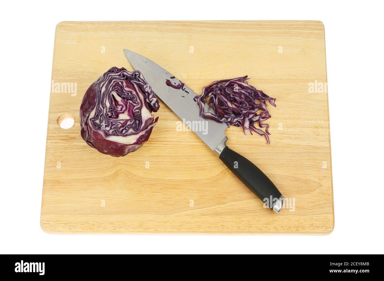 Rotkohl mit einem Messer auf einem Holzschneidebrett Isoliert gegen Weiß Stockfoto
