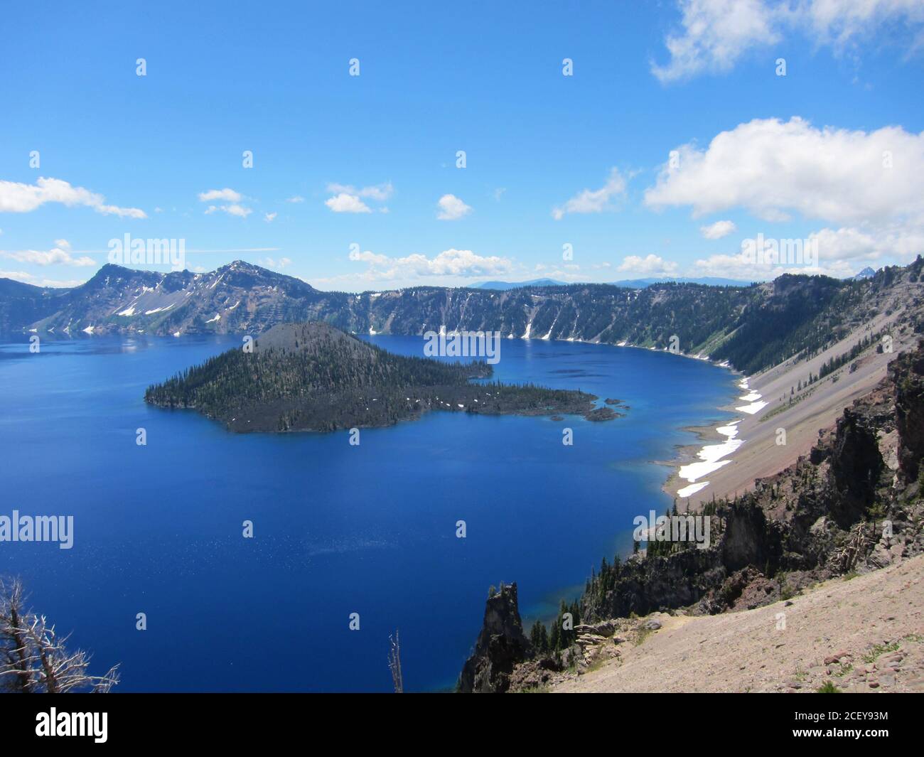 Blick auf Wizard Island und Kratersee. Crater Lake Nationalpark, Oregon, Vereinigte Staaten von Amerika. Stockfoto