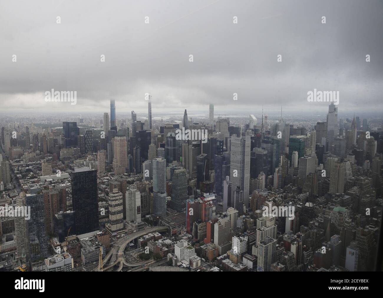 New York, Usa. September 2020. Nebel und Wolken hängen über der Skyline von Manhattan, bevor die Besucher am Mittwoch, den 2. September 2020, auf der Aussichtsplattform des Edge Outdoor Sky Deck in den Hudson Yards in New York City ankommen. Edge ist das höchste Sky Deck im Freien in der westlichen Hemisphäre und wurde heute zum ersten Mal für Gäste geöffnet, da es wegen der Coronavirus-Pandemie geschlossen wurde. Foto von John Angelillo/UPI Kredit: UPI/Alamy Live Nachrichten Stockfoto