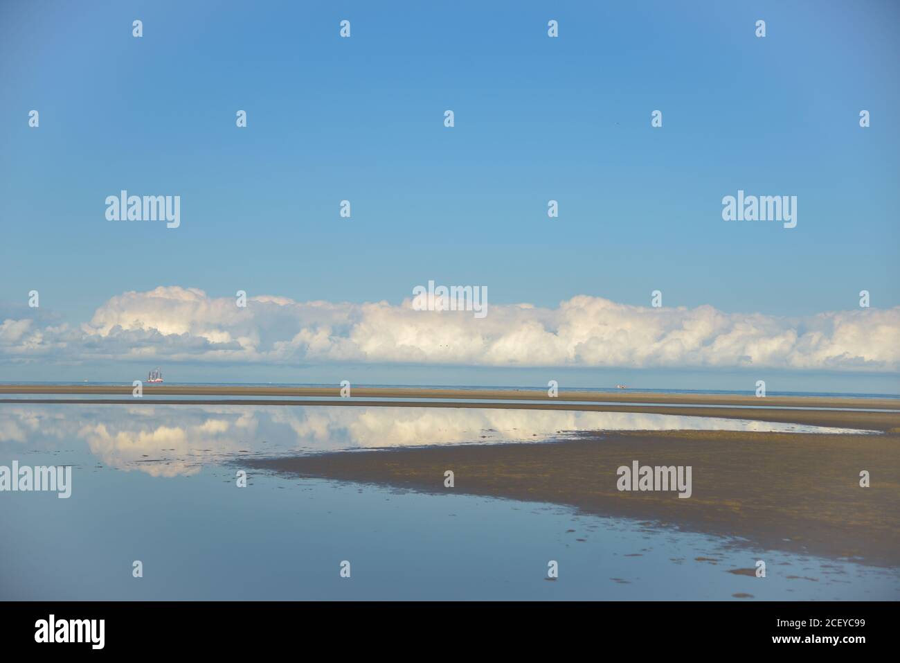 Spiegelung am See und Wolke am Zandmotor in Monster, Holland Stockfoto