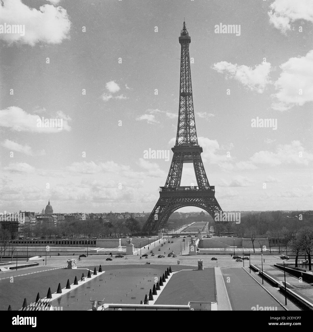 1950er Jahre, der ionische Eiffelturm, ein schmiedeeiserner Turm, 300 Meter hoch, erbaut 1889 in Champ de Mars, Paris, Frankreich für die L'Exposition Universelle. Das Bild zeigt die Skyline der Stadt in dieser Zeit und zeigt die unglaubliche Höhe des Turms und seine dominierende Präsenz über der Stadt. Stockfoto