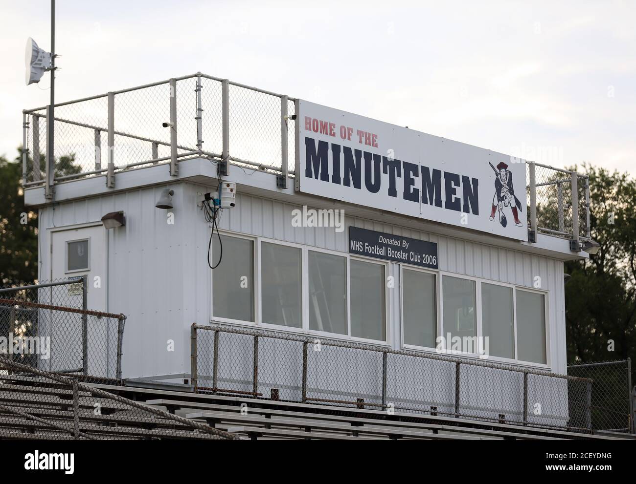 Pressebox auf einem High School Fußballfeld Stockfoto