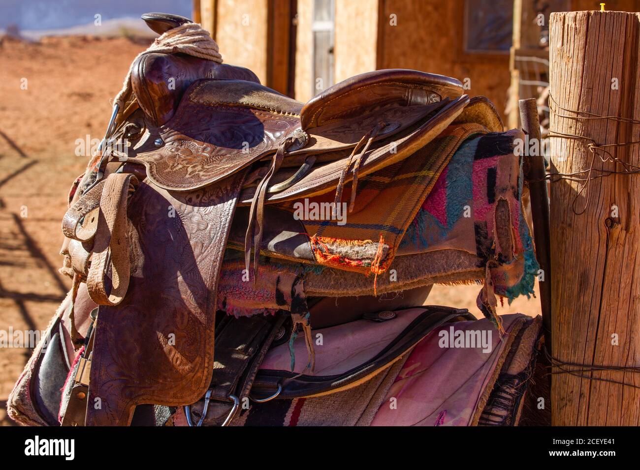 Ein Stapel von westlichem Sattel für Pferde im Monument Valley Navajo Tribal Park im Norden Arizonas. Stockfoto