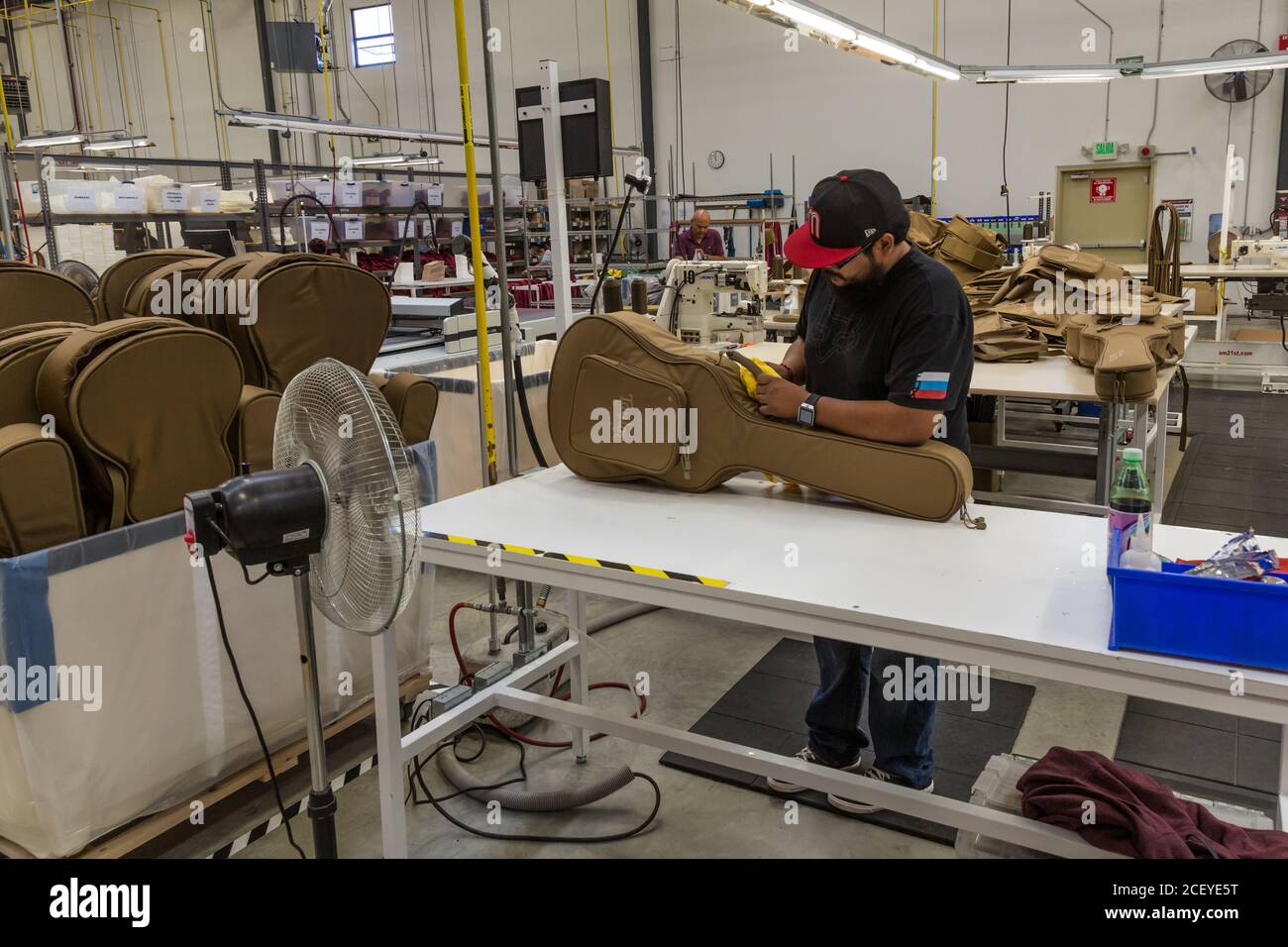 Arbeiter bauen und montieren Gitarrenkoffer in der Taylor Guitar Fabrik in Tecate, Mexiko. Stockfoto