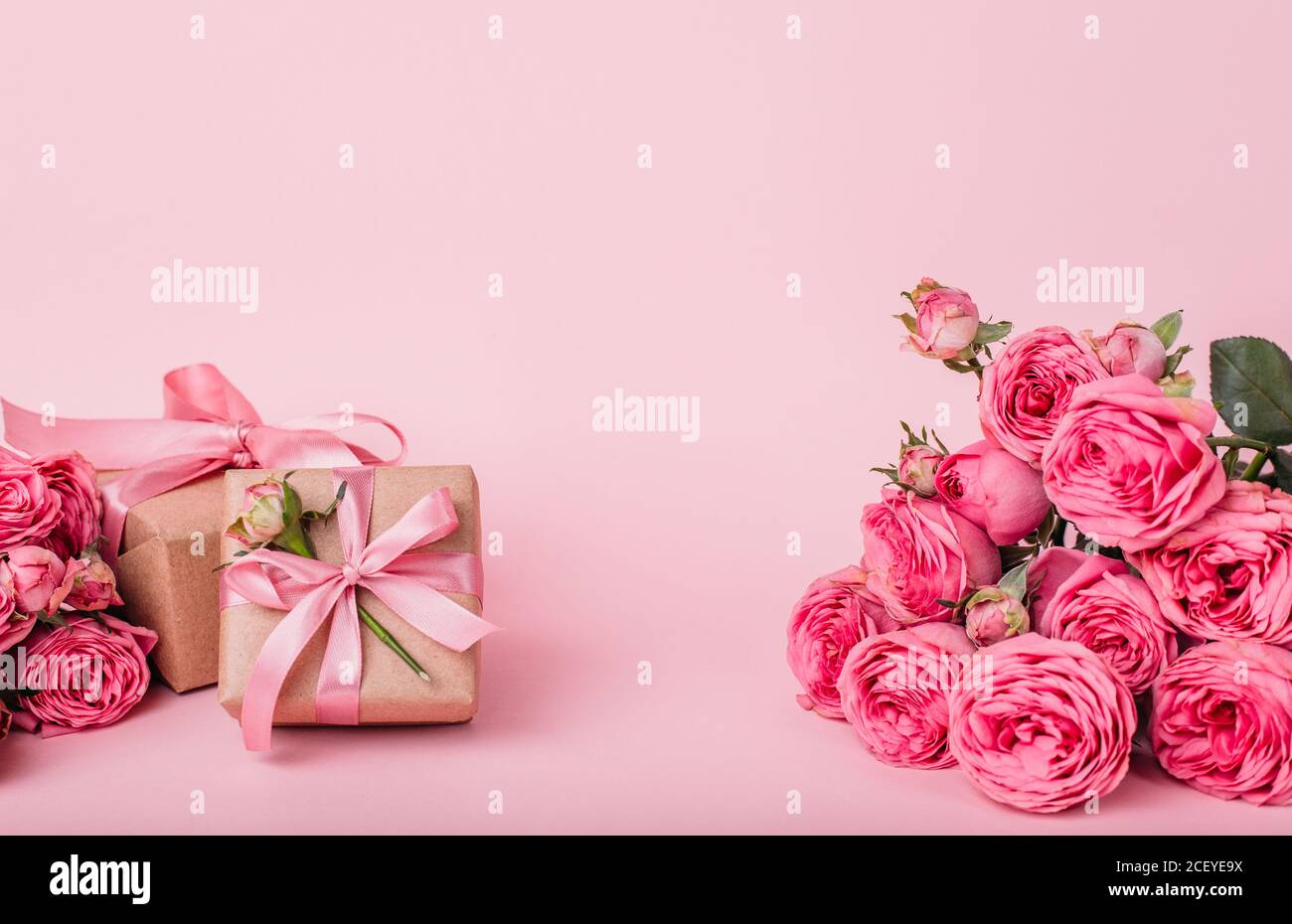 Platz für Produktdisplay Platz mit leeren, fördern Produkte Design auf weichen rosa Pastell Hintergrund mit Rosen und Geschenke Stockfoto