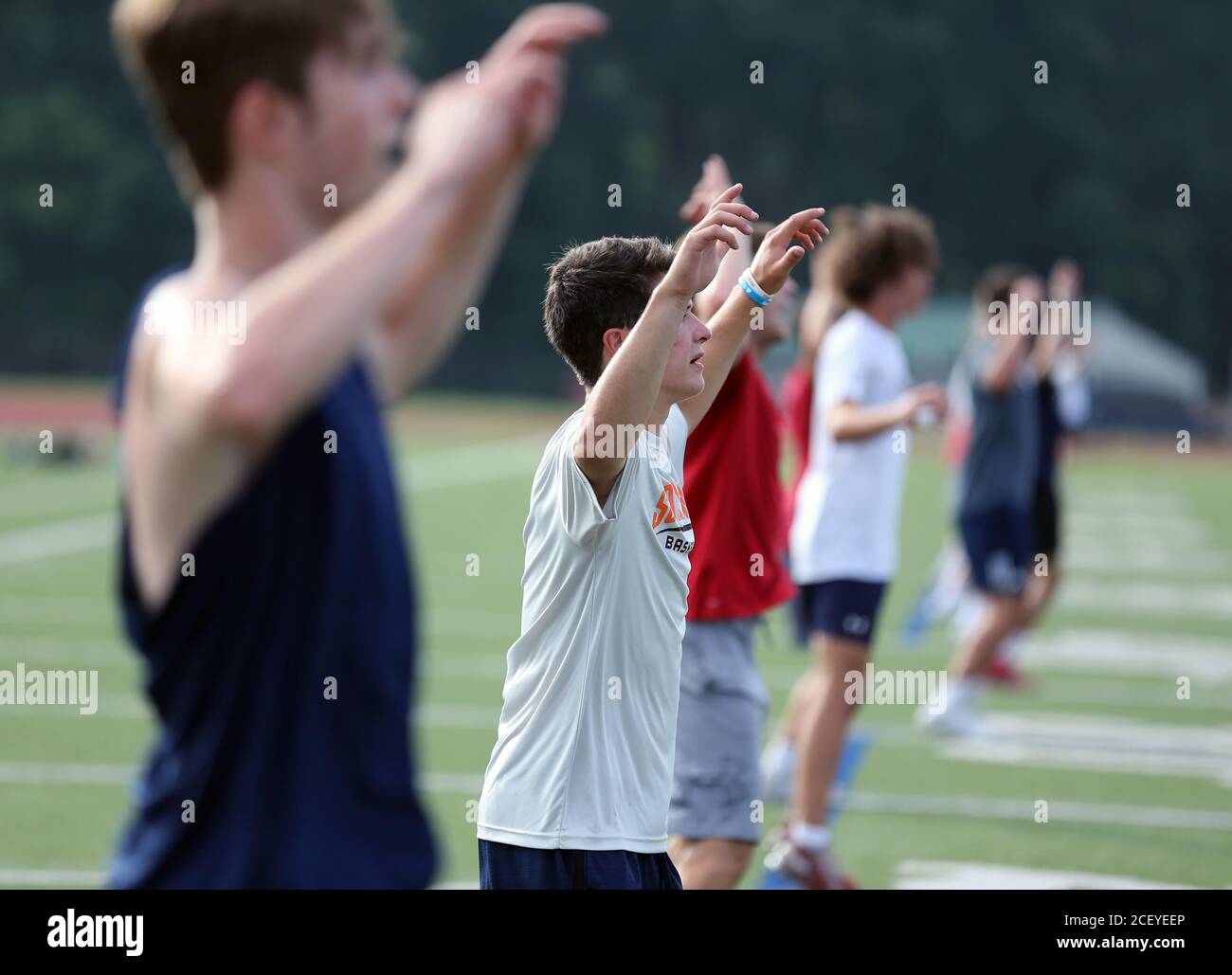 Gymnasiasten trainieren auf einem Fußballfeld Stockfoto