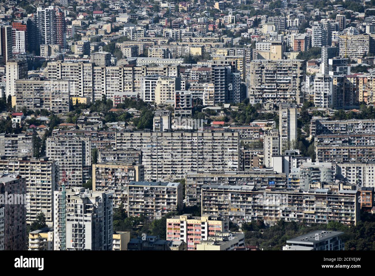 Tiflis: Panoramablick auf die Monoblock-Gebäude, vom Berg Mtasminda. Republik Georgien Stockfoto