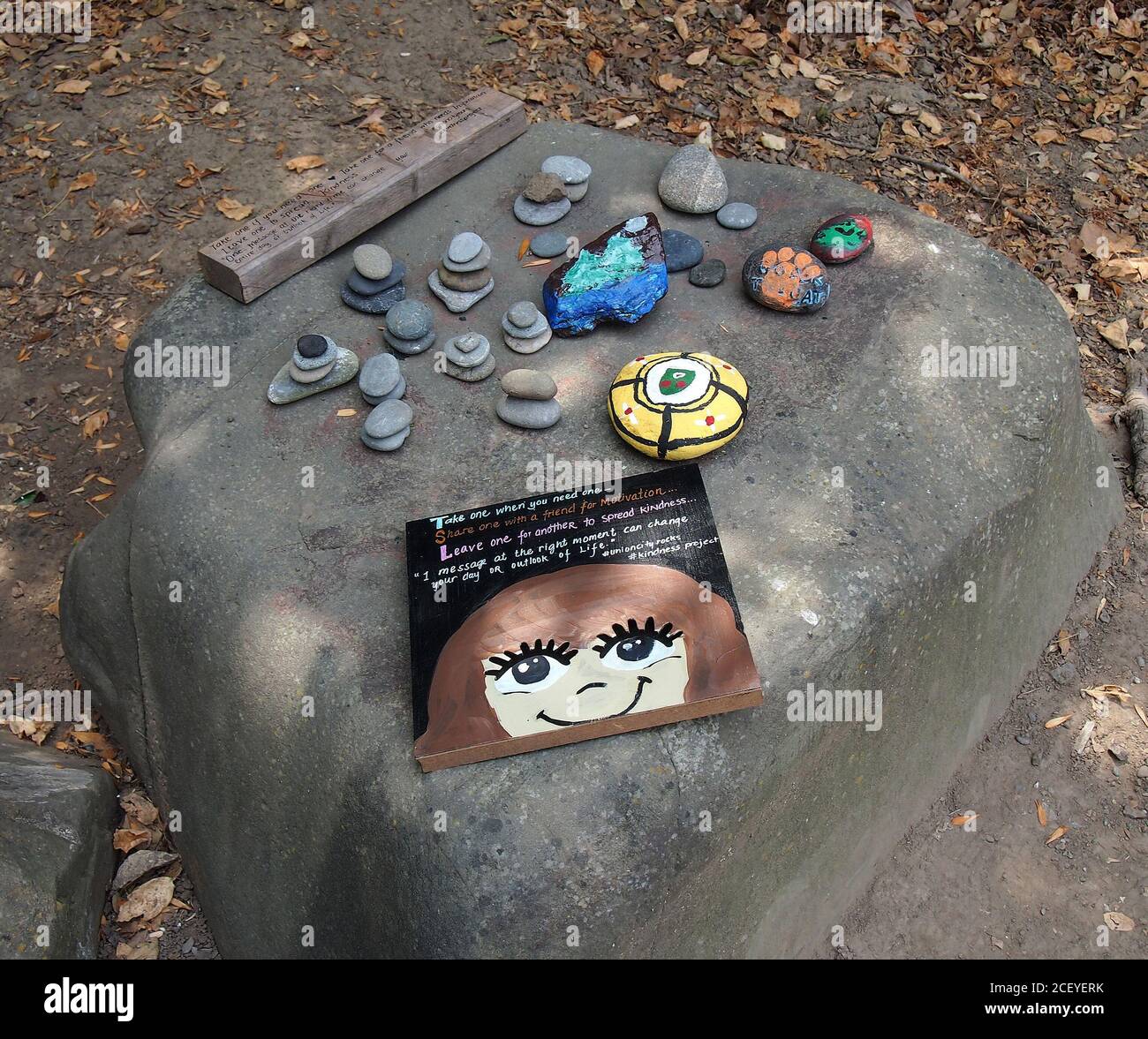 Das Schild des Kindness-Projekts und die Kieselsteine stammen von einem großen Felsen in Cann Park, Union City, Kalifornien Stockfoto