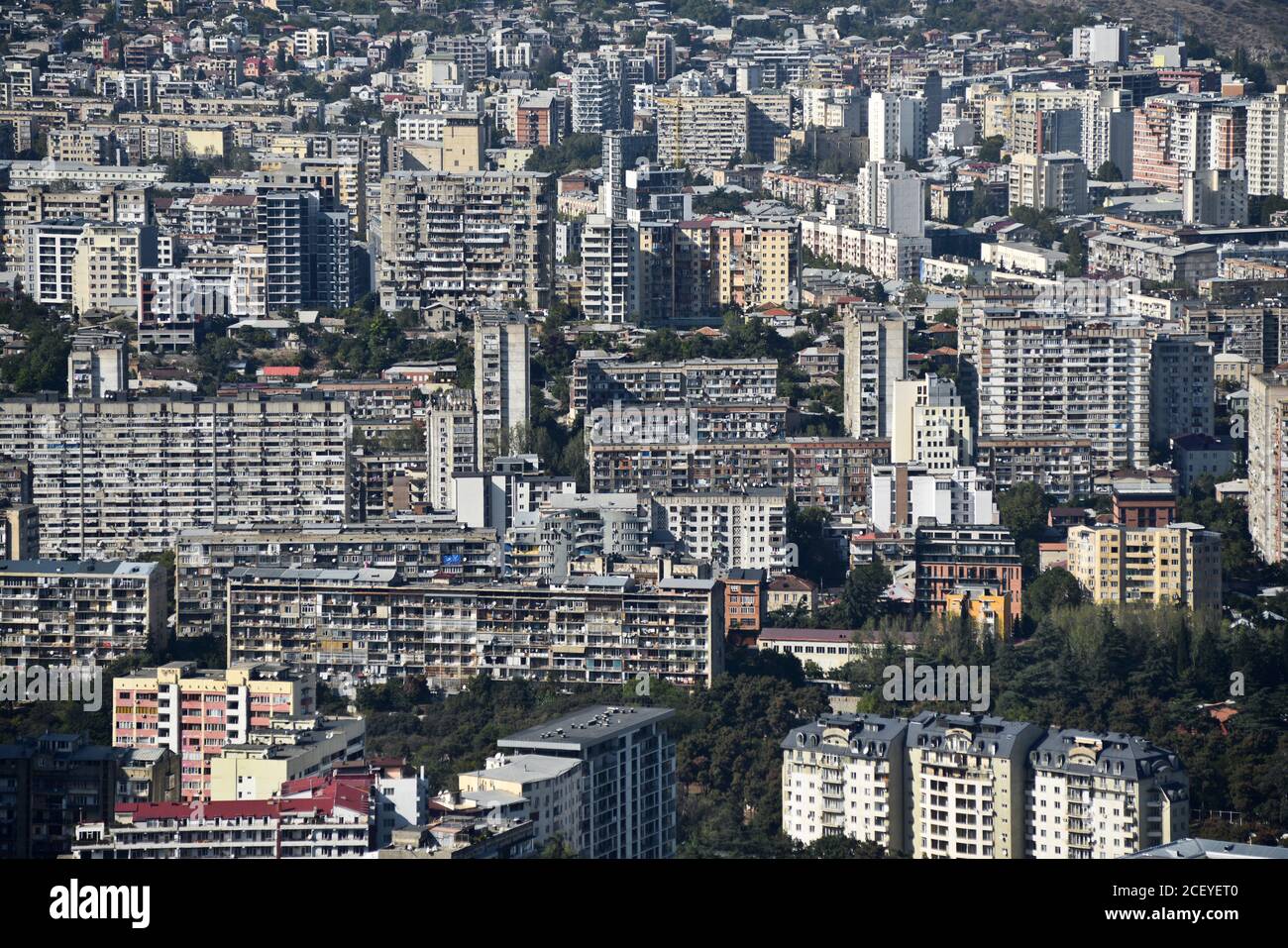Tiflis: Panoramablick auf die Monoblock-Gebäude, vom Berg Mtasminda. Republik Georgien Stockfoto