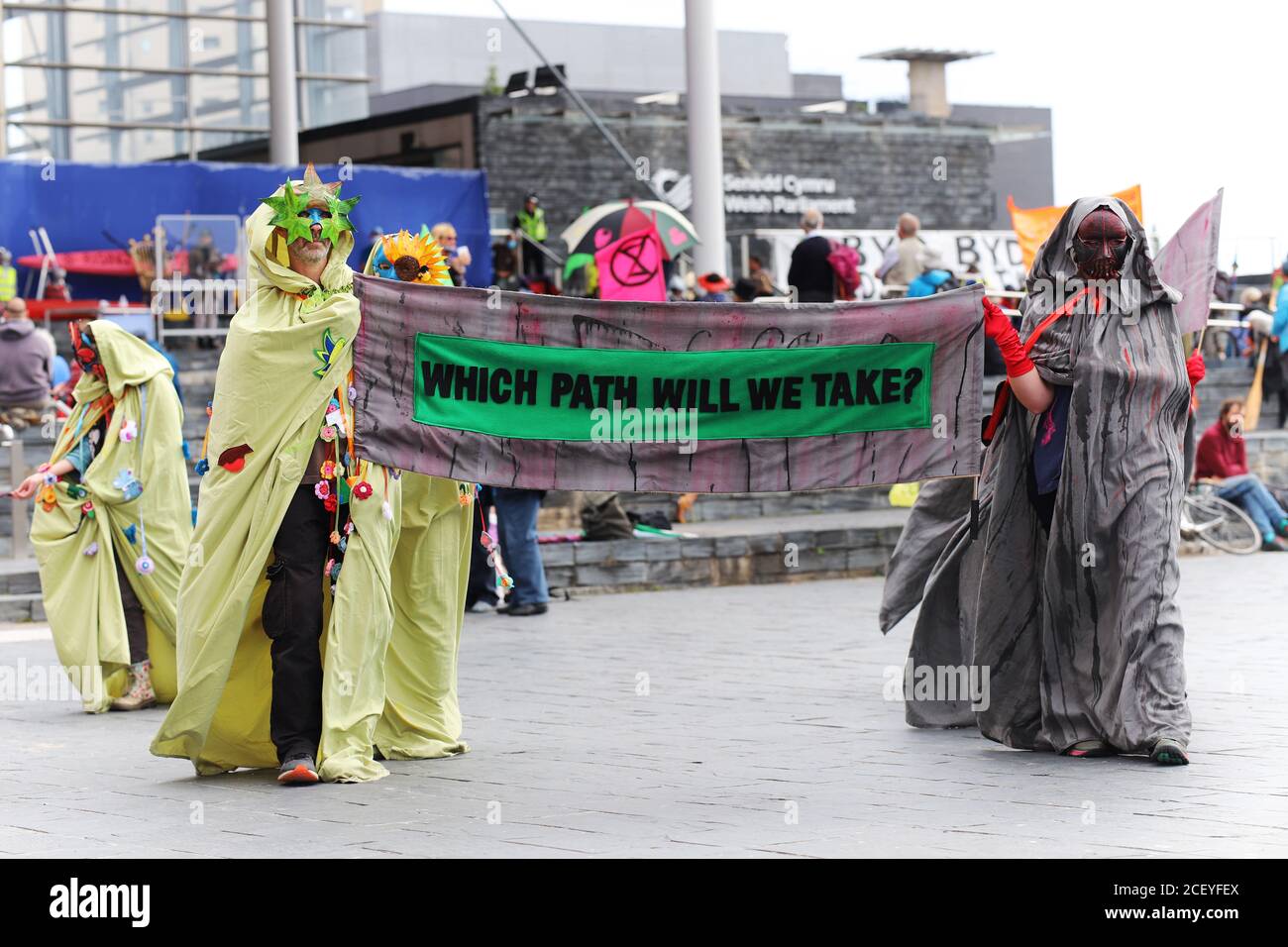 Cardiff, Wales, Großbritannien. September 2020. Extinction Rebellion Protestanten versammeln sich im Senedd in Cardiff, um die Gefahr von steigenden Gezeiten und die Gefahr von Überschwemmungen in Cardiff durch den Klimawandel zu unterstreichen, 2. September 2020. Protestierenden tragen ein Banner, das fragt, welchen Weg wir vor dem Senedd-Gebäude nehmen werden. Kredit: Denise Laura Baker/Alamy Live Nachrichten Stockfoto