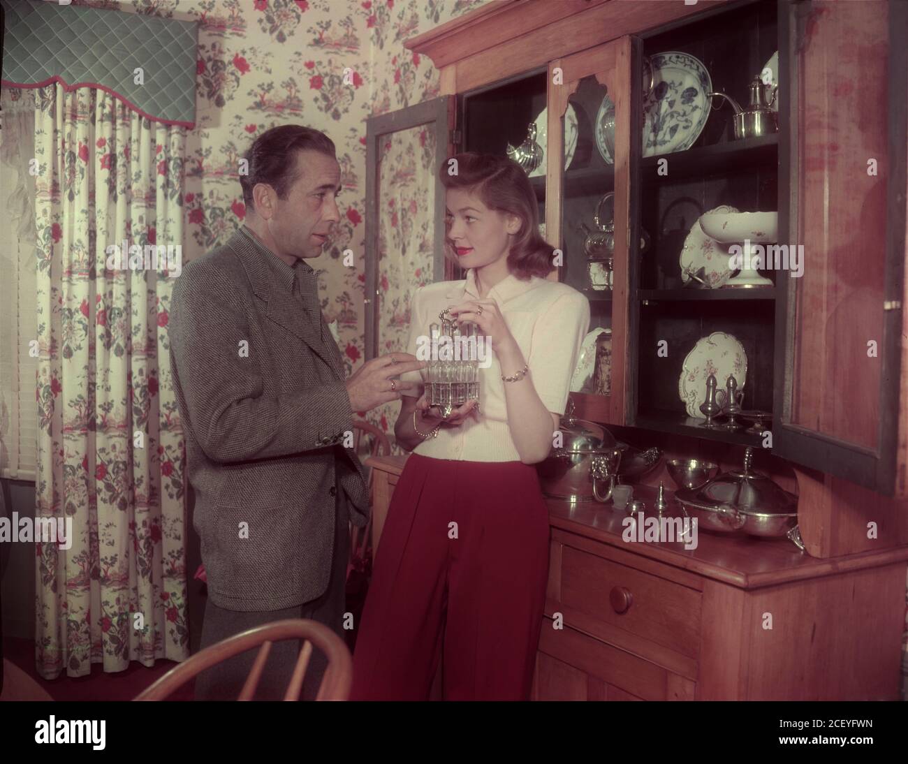 HUMPHREY BOGART und LAUREN BACALL 1945 frisch verheiratetes farbiges Candid-Portrait zu Hause Benedict Canyon Los Angeles Werbefoto von Warner Bros. Stockfoto