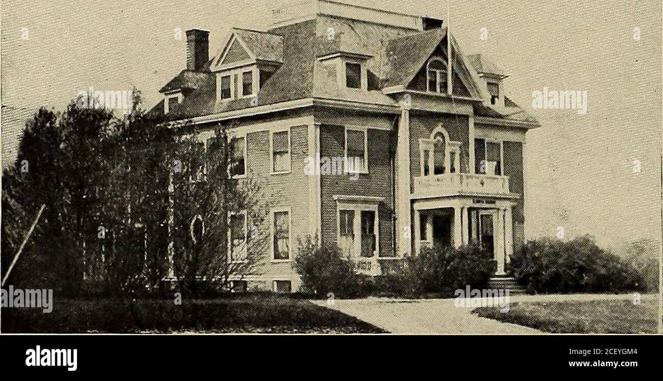 . Das Kappa Sigma Buch; ein Handbuch deskriptiver, historischer und statistischer Fakten über die Kappa Sigma Bruderschaft. KAPPA SIGMA HOUSE, COLORADO COLLEGE INITIIERT, 9,406. Veröffentlicht kein Magazin. Letzter Katalog 1899. Alpha Tait Omega. Gegründet am Virginia Military Institute, Lexington, Ya., im Jahr 1865. Kapitel, 82; aktiv, 51; inaktiv, 31.Anzahl der Eingeweihten. 6,486. Veröffentlicht die Handfläche. Letzter Katalog 1903. Beta Thcta Pi. Gegründet an der Miami University, Oxford, Ohio, 7 Diese Statistiken sind aus der sechsten (1905) Ausgabe von BairdsManual of American College Fraternities. 122 DIE KAPPA SIGM Stockfoto