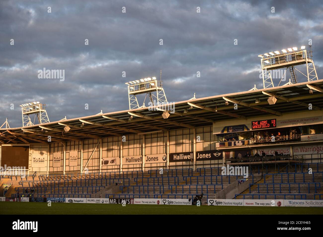 Allgemeiner Blick auf das Halliwell Jones Stadium in der Spätsommersonne getränkt. Stockfoto