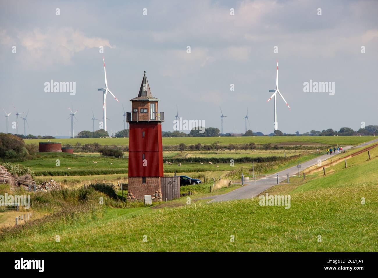 Spazieren Sie entlang des Ufers und des Watts zum Leuchtturm in Dagebuell bei Sylt Stockfoto