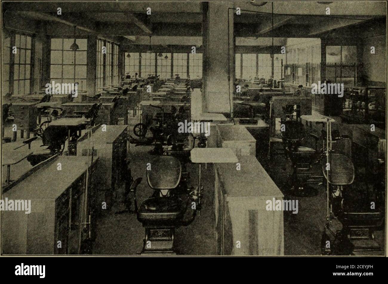 . Der Dental-Kosmos. NÖRDLICHES ENDE DES OPERATIONSRAUMES - BLICK NACH OSTEN. WESTSEITE DES OPERATIONSRAUMES MIT BLICK NACH NORDEN. ZEIGT DIE DISPENSINGOFFICE IN DER MITTE RECHTS FOB DETAILLIERTE INFORMATIONEN UND ILLUSTRIERTE CATAIOG-ADRESSE DR. HERBERT C. MILLER East Sixth and Oregon Streets, PORTLAND, OREGON 48 EDUCATIONAL [Dezember 1914 Tufts College Dental School HUNTINGTON AVENUE, THE FENWAY. BOSTON. MASSE. FAKULTÄT WILLIAM LESLIE HOOPER, A.M., PH.D., KOMMISSARISCHER PRÄSIDENTHAROLD WILLIAMS, A.B., M.D., LL.D. Dekan und Professor für Theorie und Praxis der MedizinFREDERIC MELANCTHOI, BRIGGS, A.B., M.D. Stockfoto