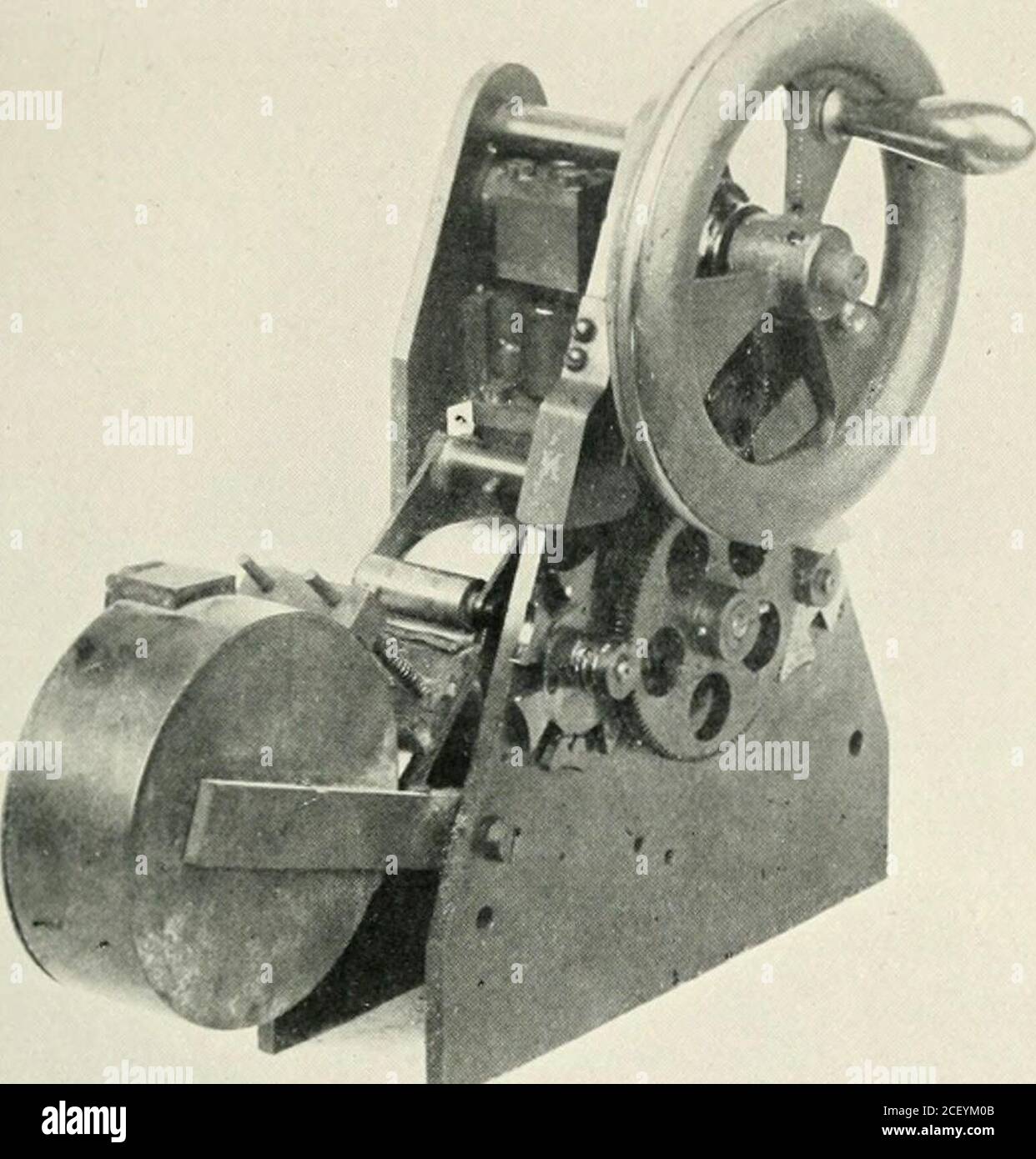 . Bewegte Bilder : wie sie gemacht und gearbeitet werden. Er matterof Perforation ist etwas dunkel, um die Uneingeweihten, butits Effekte können sehr leicht demonstriert werden. Vergleichen Sie dasevibrierende oder oszillierende Flimmerbild von 1896 mit dem heute auf dem Bildschirm gezeigten, bei dem der Effekt dem der Camera Obscura sehr nahe kommt. Wenn die Perforation den hundertsten Teil eines Zolls verirrt, wird das Bild unbeirrt. Die Filme müssen mit der gleichen mathematischen Genauigkeit, die für die Herstellung einer winzigen Schraube für die feinste Stück Mechanismus bestimmt geht, unterbrochen werden. Ich Stockfoto