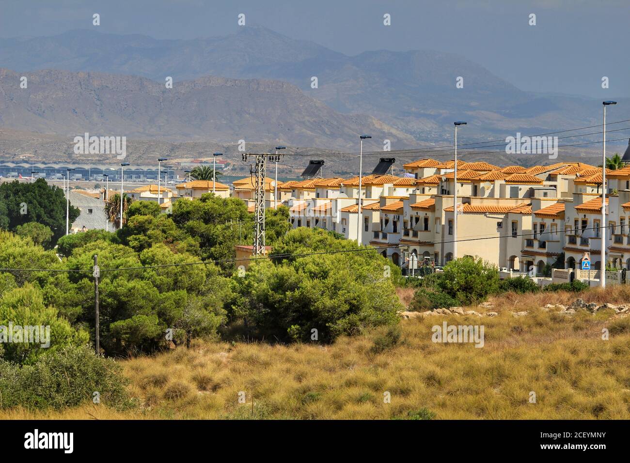 Alicante, Spanien- 28. Juli 2020:Gran Alacant Urbanisierung an der Küste von Alicante im Sommer Stockfoto