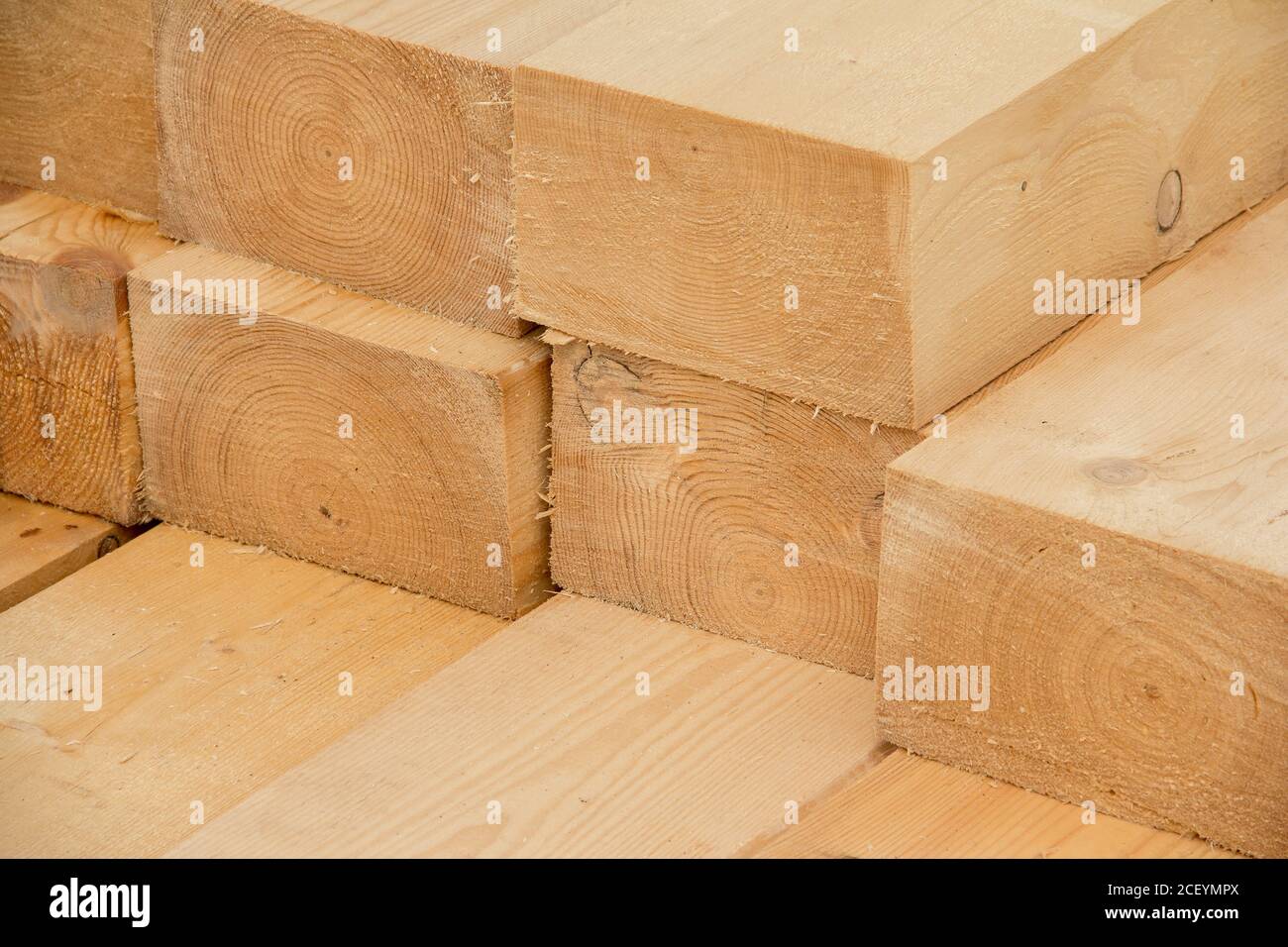 Gestapelte Holzbalken. Große Holzbretter aus der Nähe. Gestapelte Holzbalken der quadratischen Sektion für den Hausbau Stockfoto