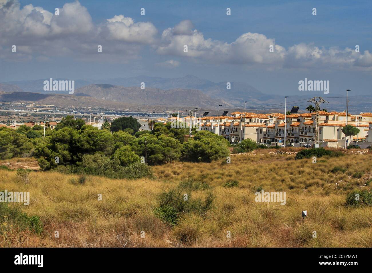 Alicante, Spanien- 28. Juli 2020:Gran Alacant Urbanisierung an der Küste von Alicante im Sommer Stockfoto