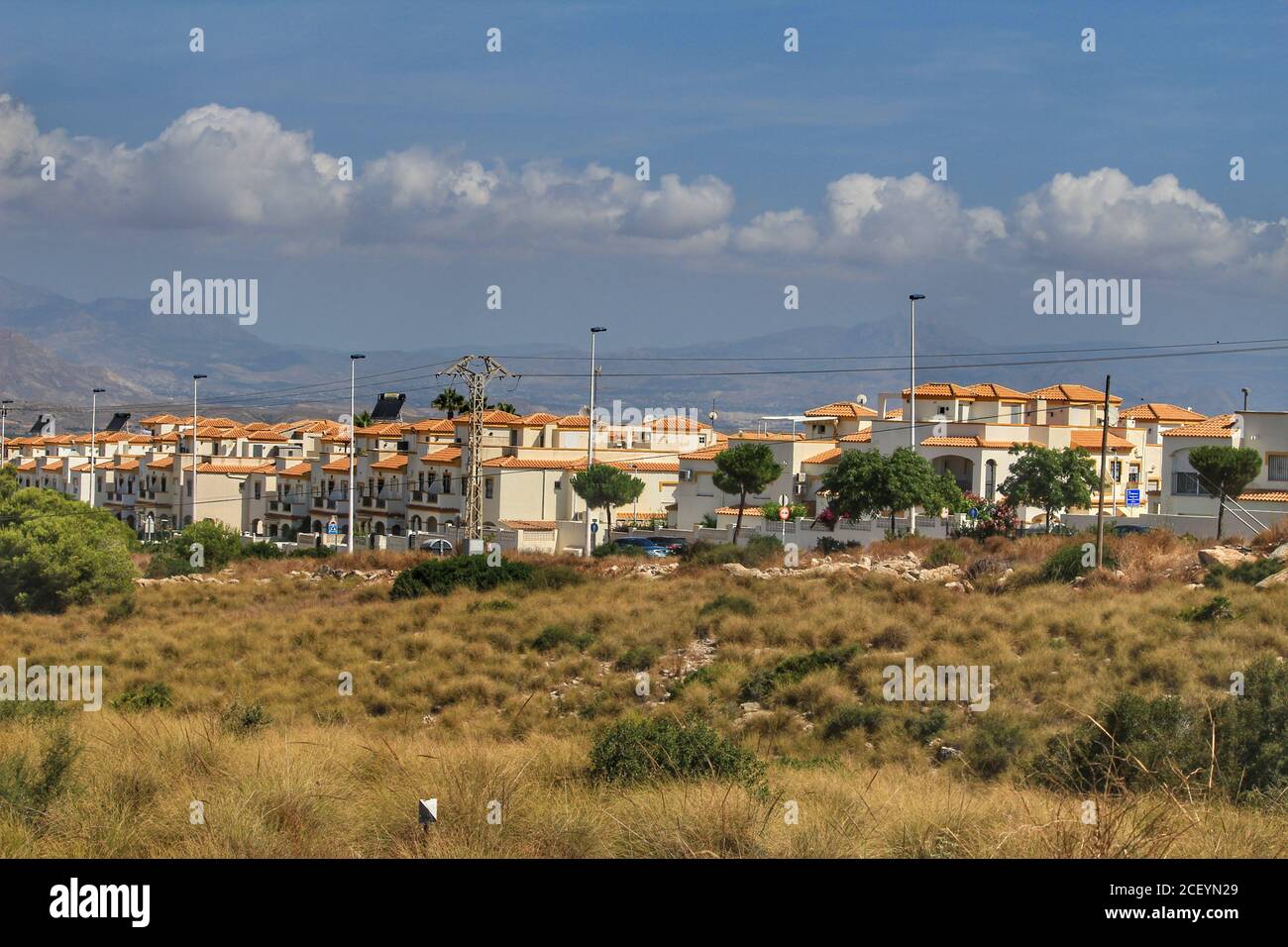 Alicante, Spanien- 28. Juli 2020:Gran Alacant Urbanisierung an der Küste von Alicante im Sommer Stockfoto