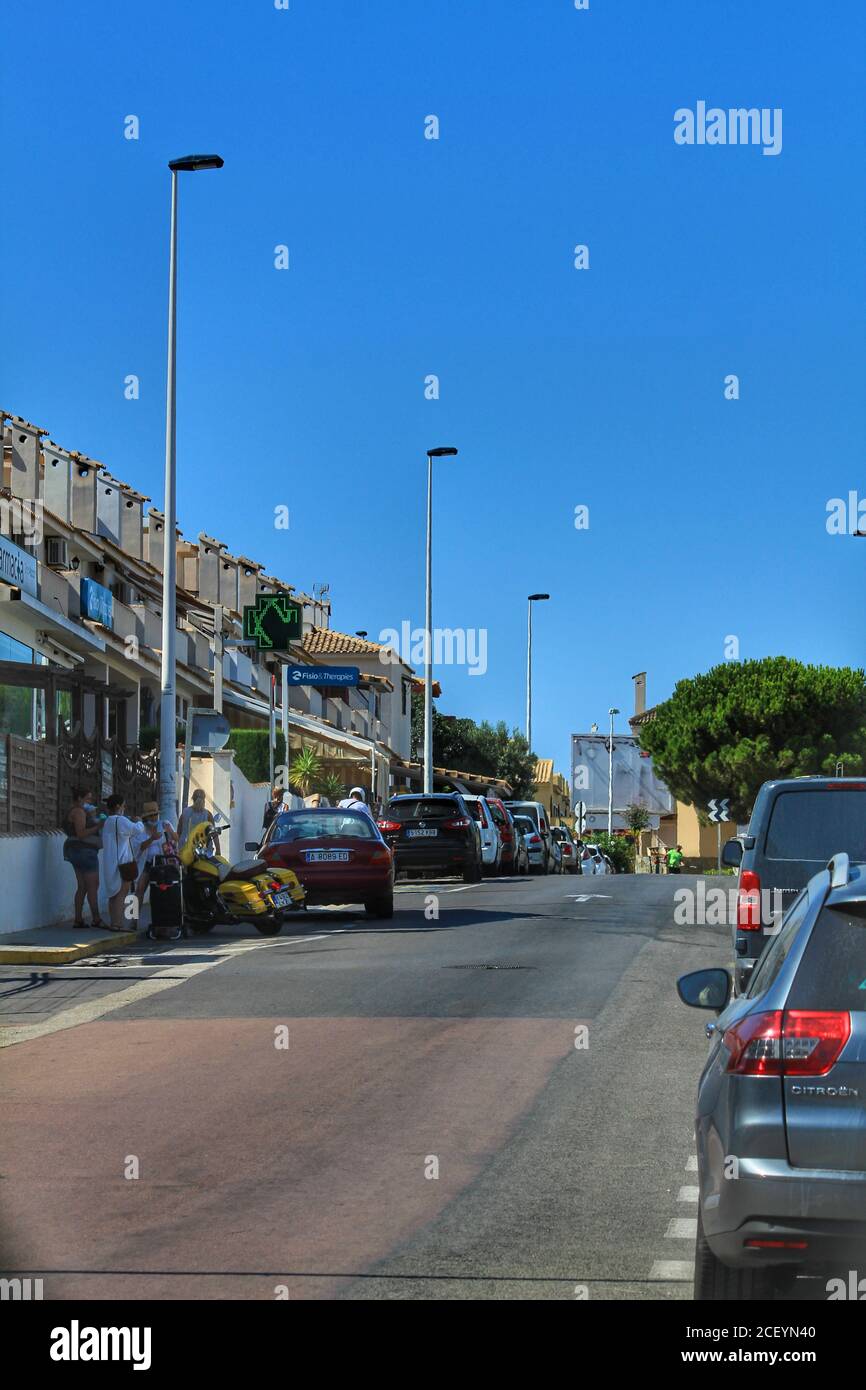 Alicante, Spanien- 28. Juli 2020:Gran Alacant Urbanisierung an der Küste von Alicante im Sommer Stockfoto