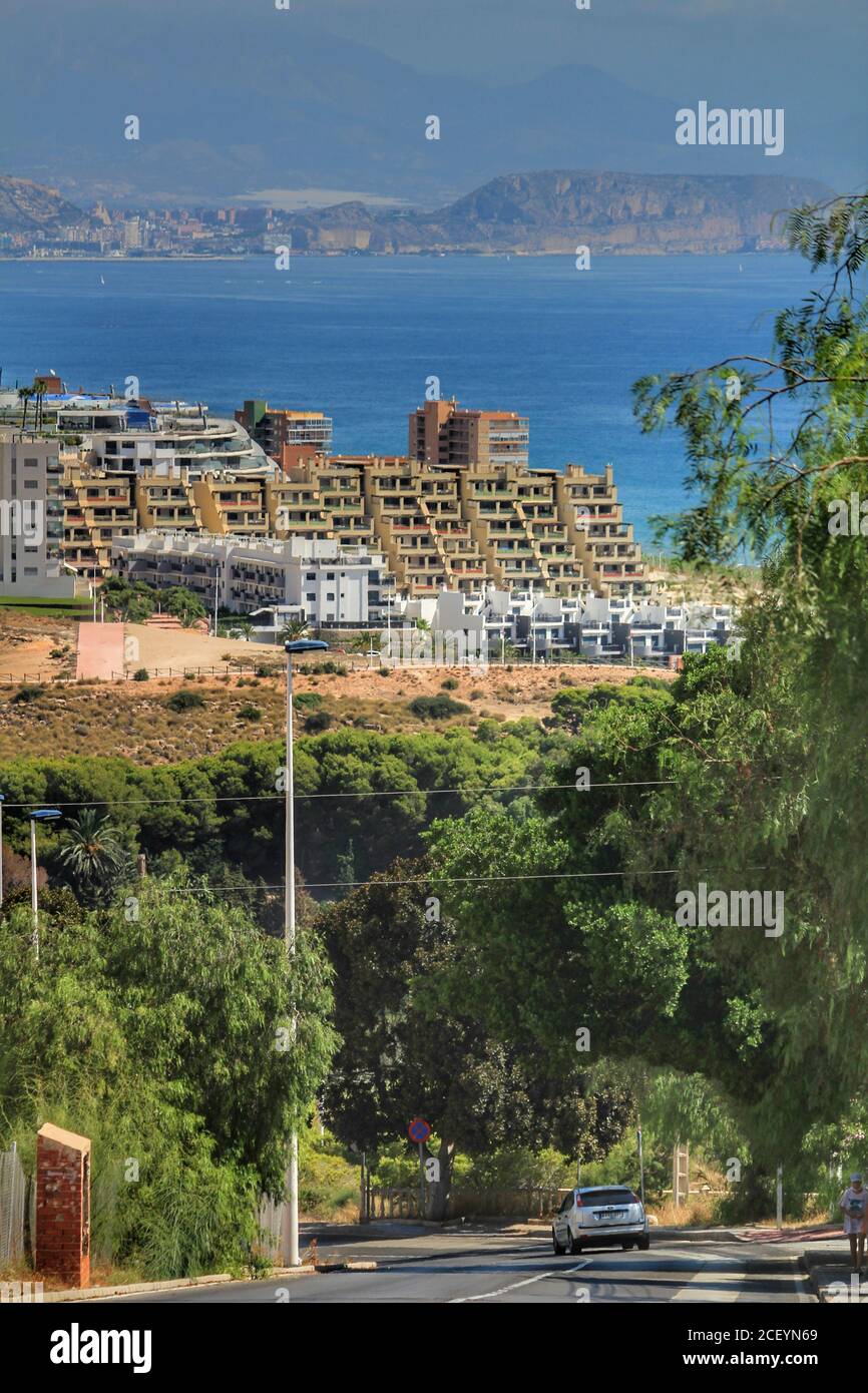 Alicante, Spanien- 28. Juli 2020:Gran Alacant Urbanisierung an der Küste von Alicante im Sommer Stockfoto