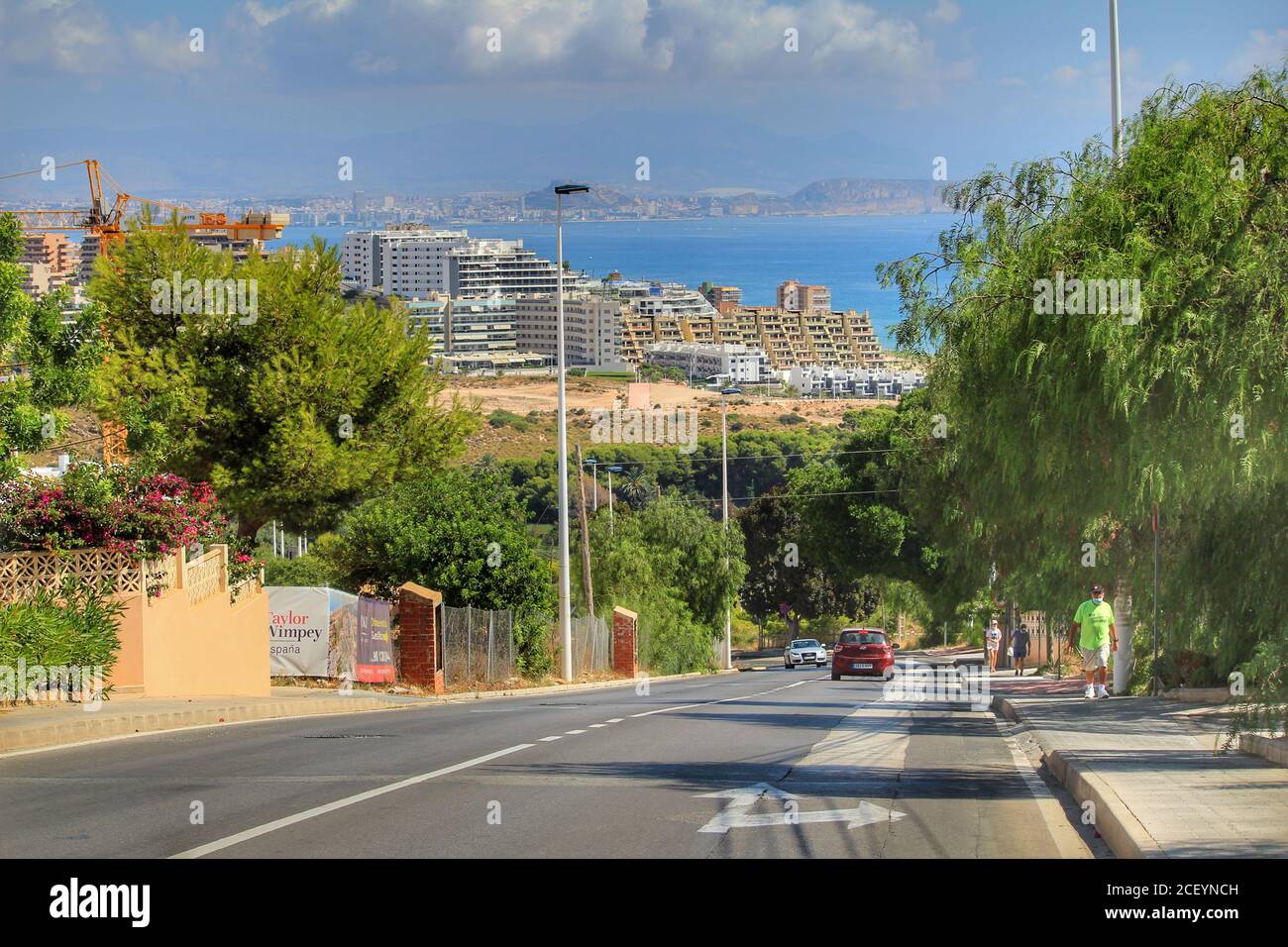 Alicante, Spanien- 28. Juli 2020:Gran Alacant Urbanisierung an der Küste von Alicante im Sommer Stockfoto