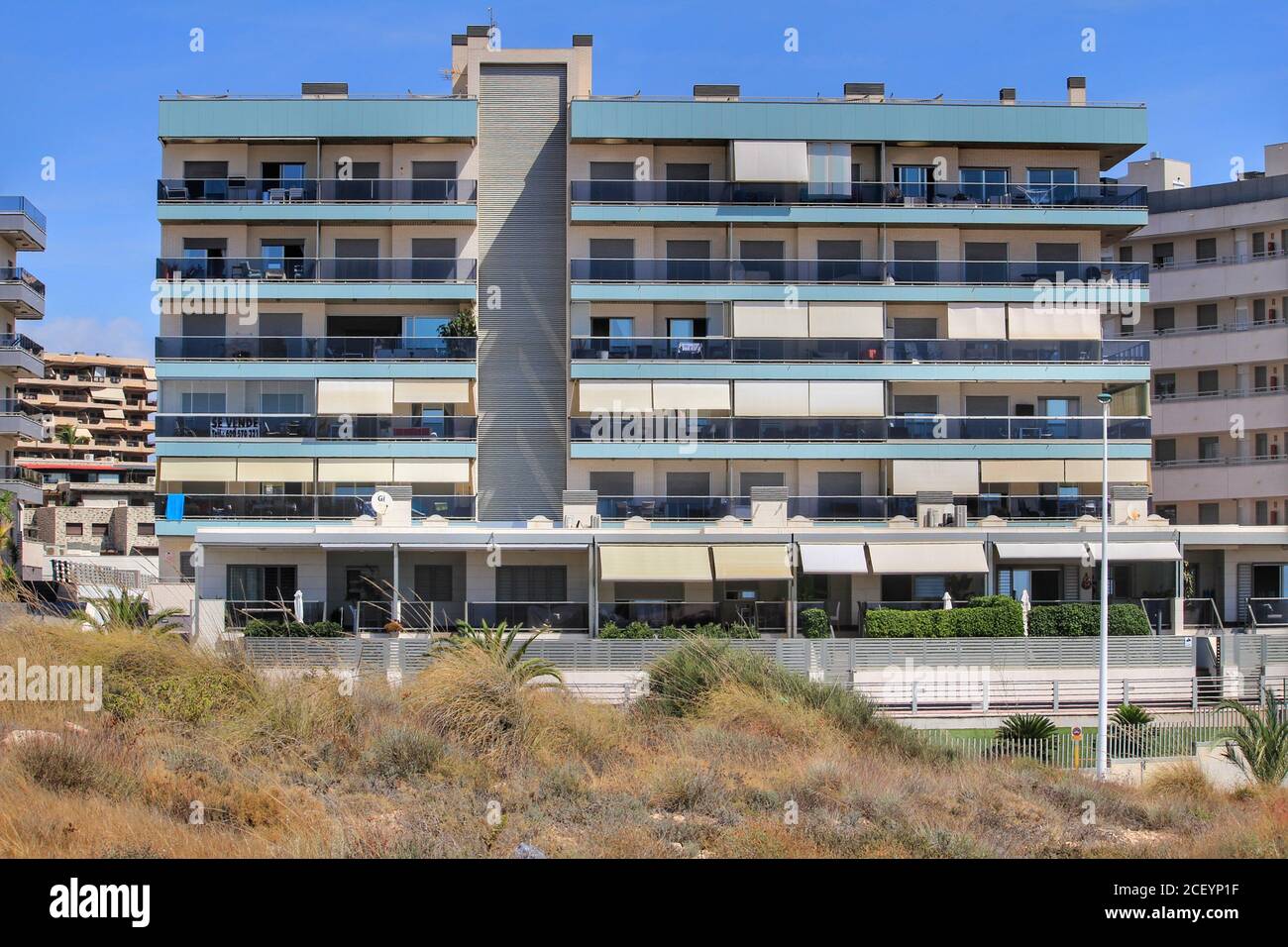 Alicante, Spanien- 28. Juli 2020:Arenales del Sol Urbanisierung an der Küste von Alicante im Sommer Stockfoto