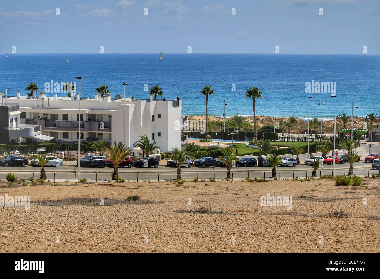 Alicante, Spanien- 28. Juli 2020:Arenales del Sol Urbanisierung an der Küste von Alicante im Sommer Stockfoto