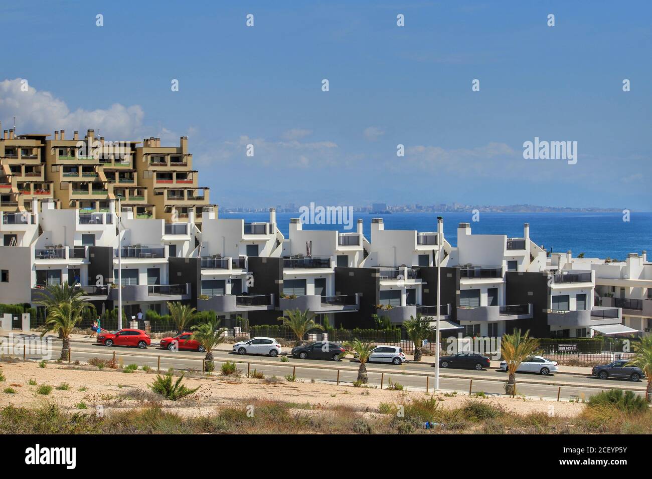 Alicante, Spanien- 28. Juli 2020:Arenales del Sol Urbanisierung an der Küste von Alicante im Sommer Stockfoto