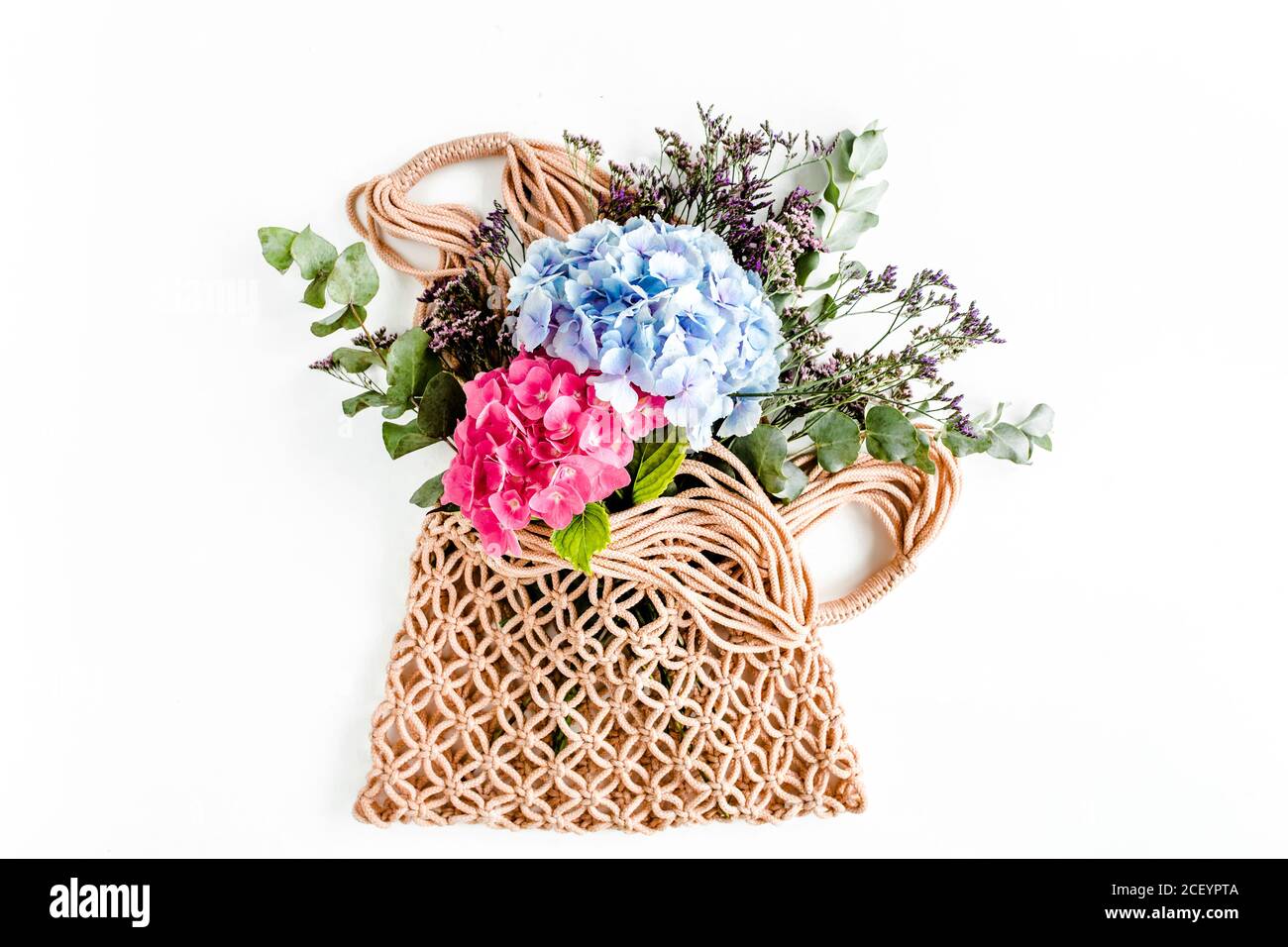 Schönes Bouquet von Hortensien in einer Schnur, Öko-Tasche auf weißem Hintergrund. Flach liegend, Draufsicht Stockfoto