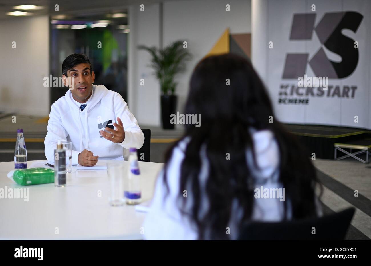 Kanzler Rishi Sunak während der Einführung des Kickstart-Programms der Regierung in Höhe von £2 Milliarden, das darauf abzielt, jungen Menschen bei der Arbeit zu helfen, da der Arbeitsmarkt nach wie vor von der Coronavirus-Pandemie erwürgt wird, während einer Speed-Mentoring-Sitzung für junge Menschen in Canary Wharf, London. Stockfoto