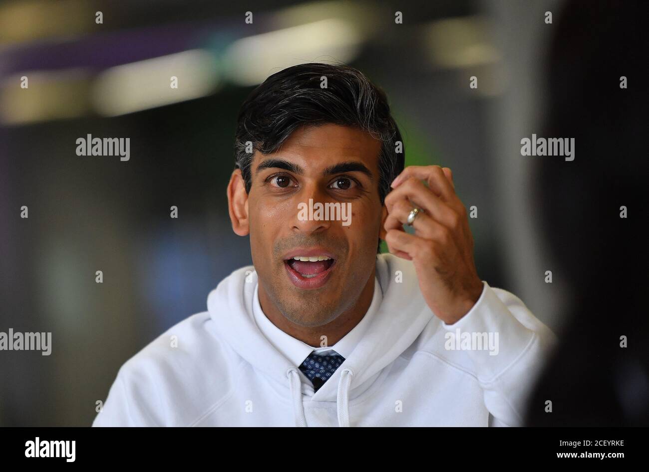 Kanzler Rishi Sunak während der Einführung des Kickstart-Programms der Regierung in Höhe von £2 Milliarden, das darauf abzielt, jungen Menschen bei der Arbeit zu helfen, da der Arbeitsmarkt nach wie vor von der Coronavirus-Pandemie erwürgt wird, während einer Speed-Mentoring-Sitzung für junge Menschen in Canary Wharf, London. Stockfoto