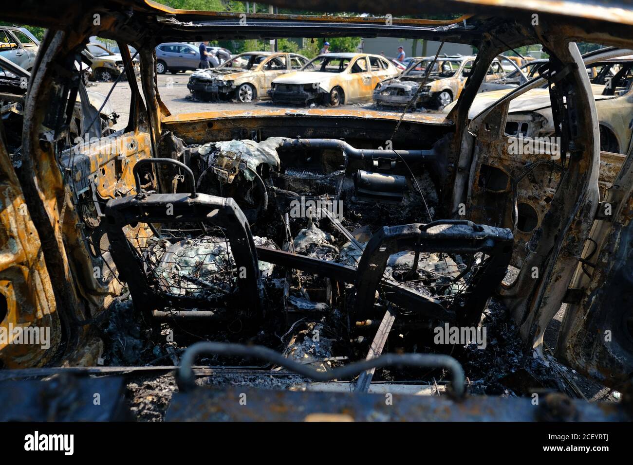 Kenosha, WI, USA. August 2020. Was bleibt von Car Source, ein lokales Autohaus, das auf den Boden verbrannt wurde während Unruhen im Zusammenhang mit der Polizei beteiligt Erschießung von Jacob Blake. Stockfoto