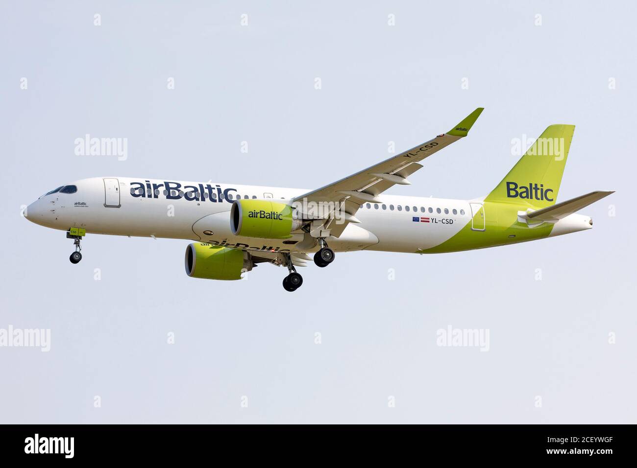 AMSTERDAM, NLD. 12. AUGUST 2020 ein Air Baltic Bombardier C Series 300 im Amsterdam Airport Schiphol (Quelle: Robert Smith, MI News) Stockfoto
