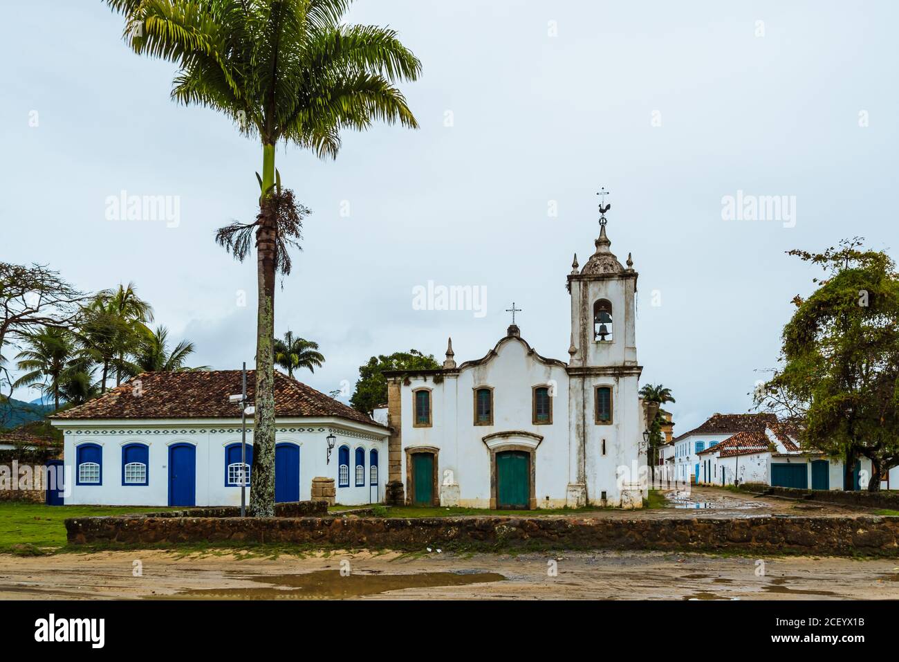 Frontfassade des Kolonialhauses und der Kirche im historischen brasilianischen Stadt Stockfoto